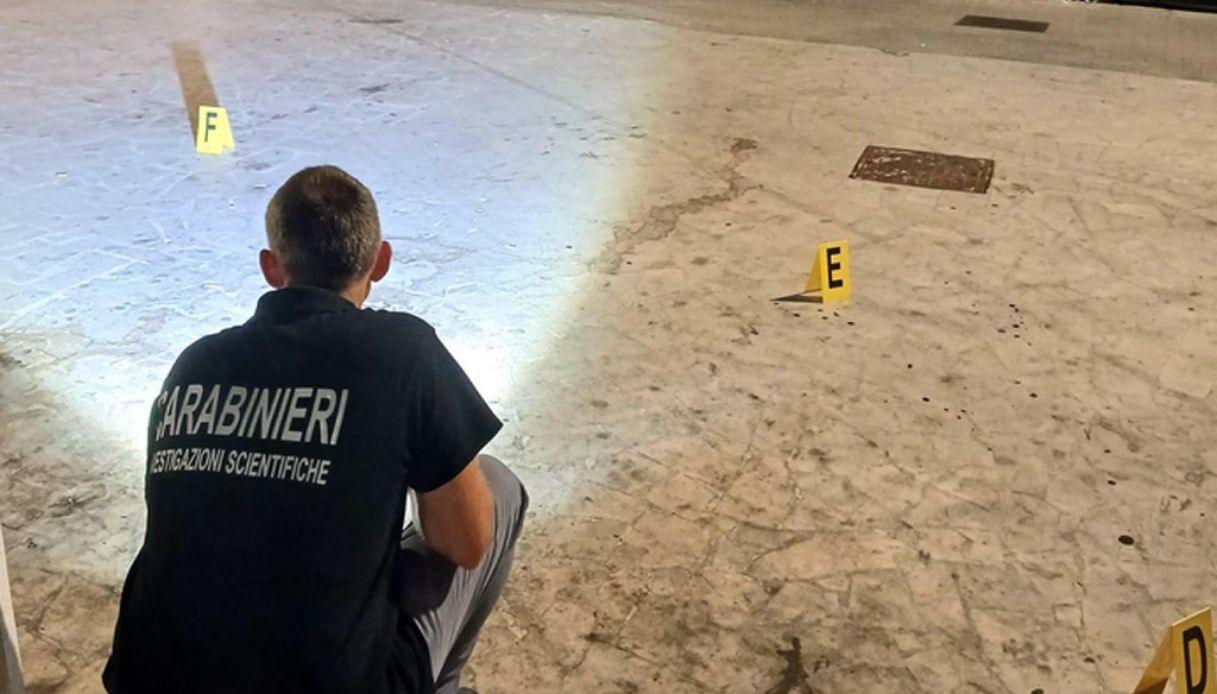 Morto accoltellato a Trani in una rissa in piazza, 18enne ucciso durante una grigliata: individuato il killer