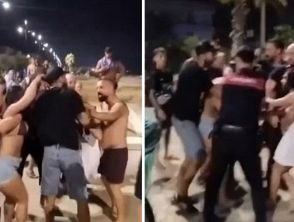 Il video della maxi rissa a Ferragosto sulla spiaggia di Mondragone: volano calci, sedie e bottiglie
