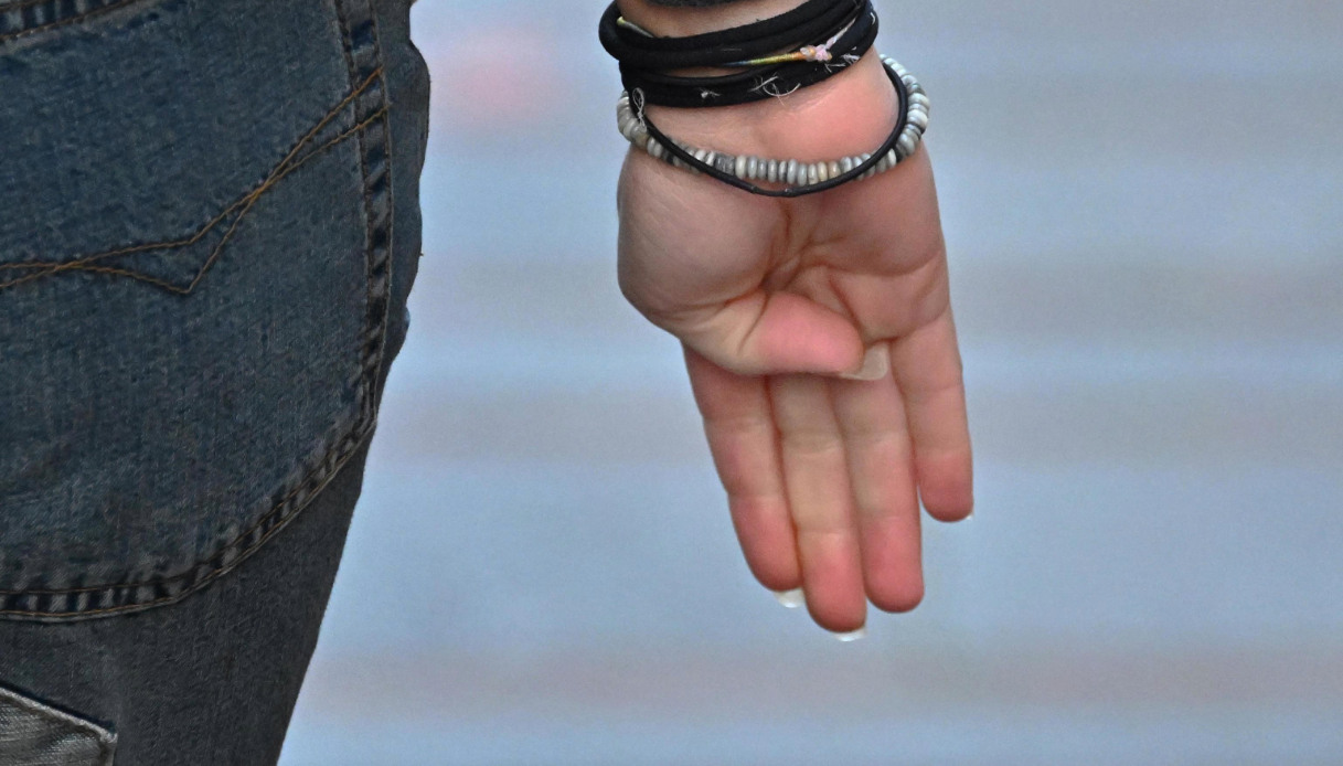tenta di stuprare la figlia 14enne della compagna a roma ma fa il segnale con la mano salvata dalla polizia da Virgilio.it tenta di stuprare la figlia 14enne della compagna a roma ma fa il segnale con la mano salvata dalla polizia