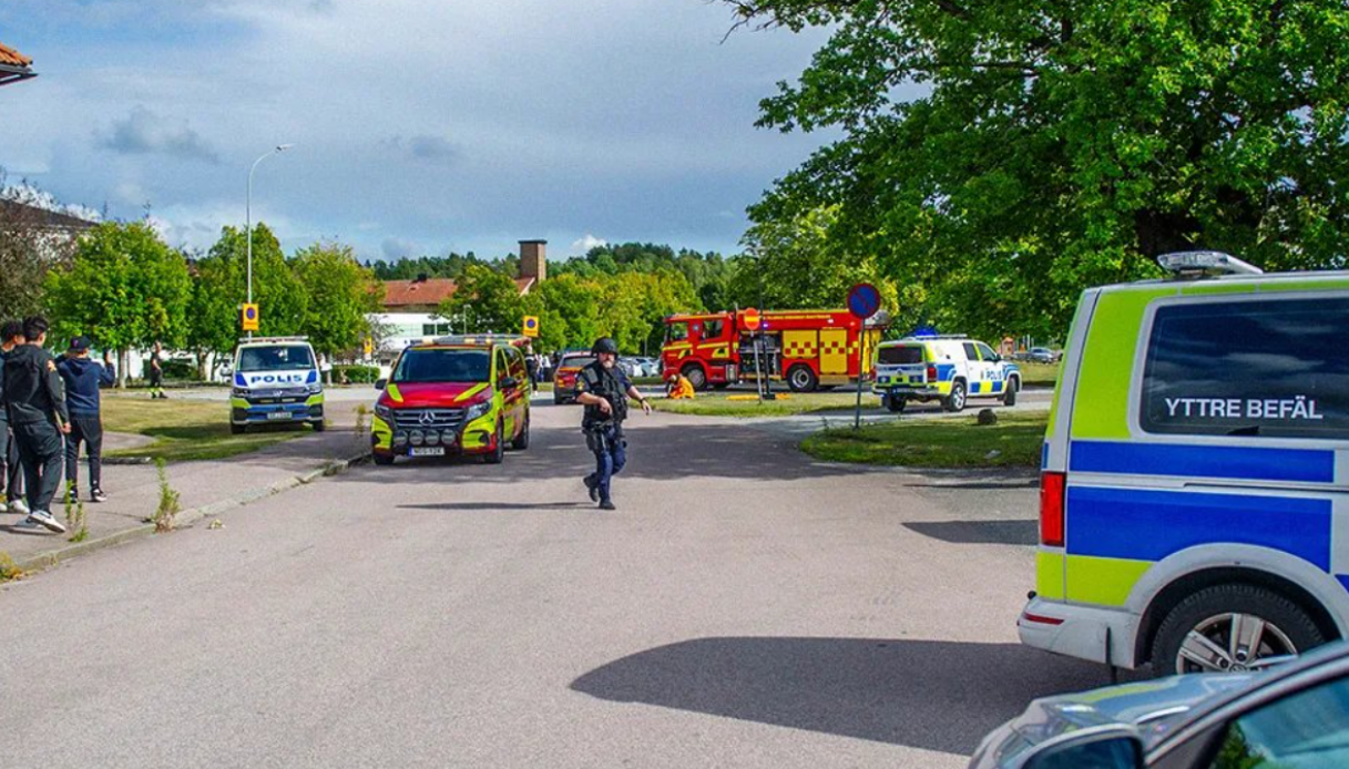 Svezia, uomo armato di machete irrompe in una scuola e ferisce diverse persone: 