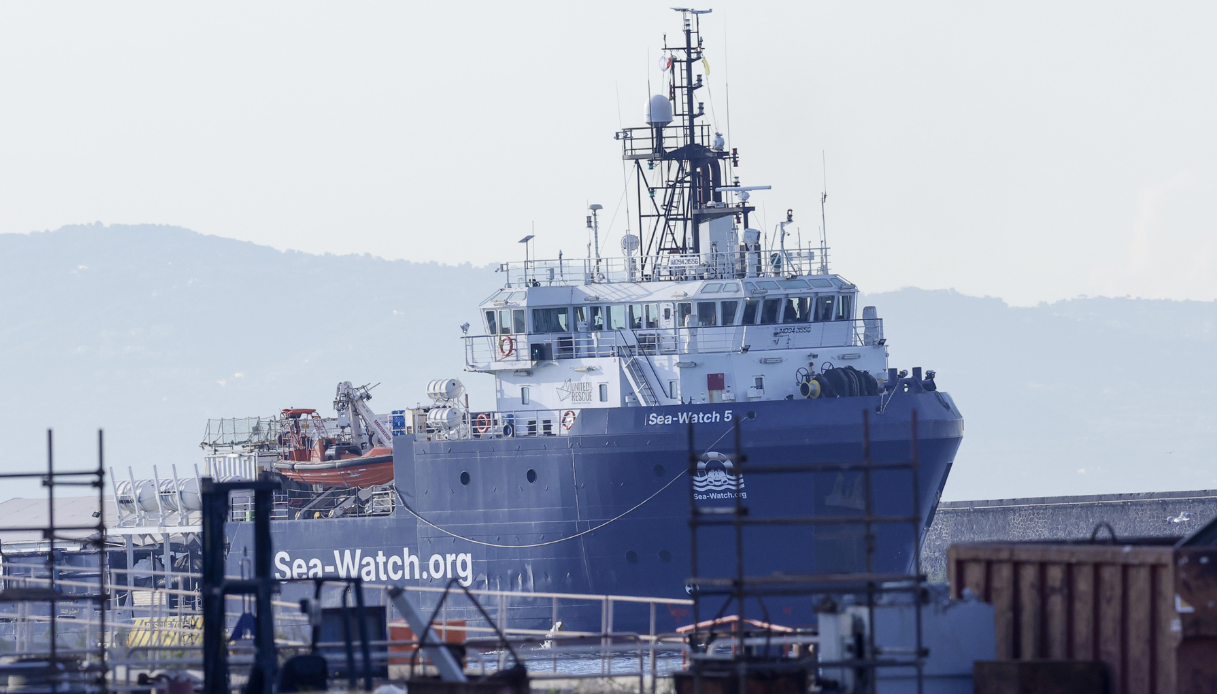 multa del viminale alla ong sea watch 45 giorni di fermo e 7500 euro di sanzione da Virgilio.it multa del viminale alla ong sea watch 45 giorni di fermo e 7500 euro di sanzione