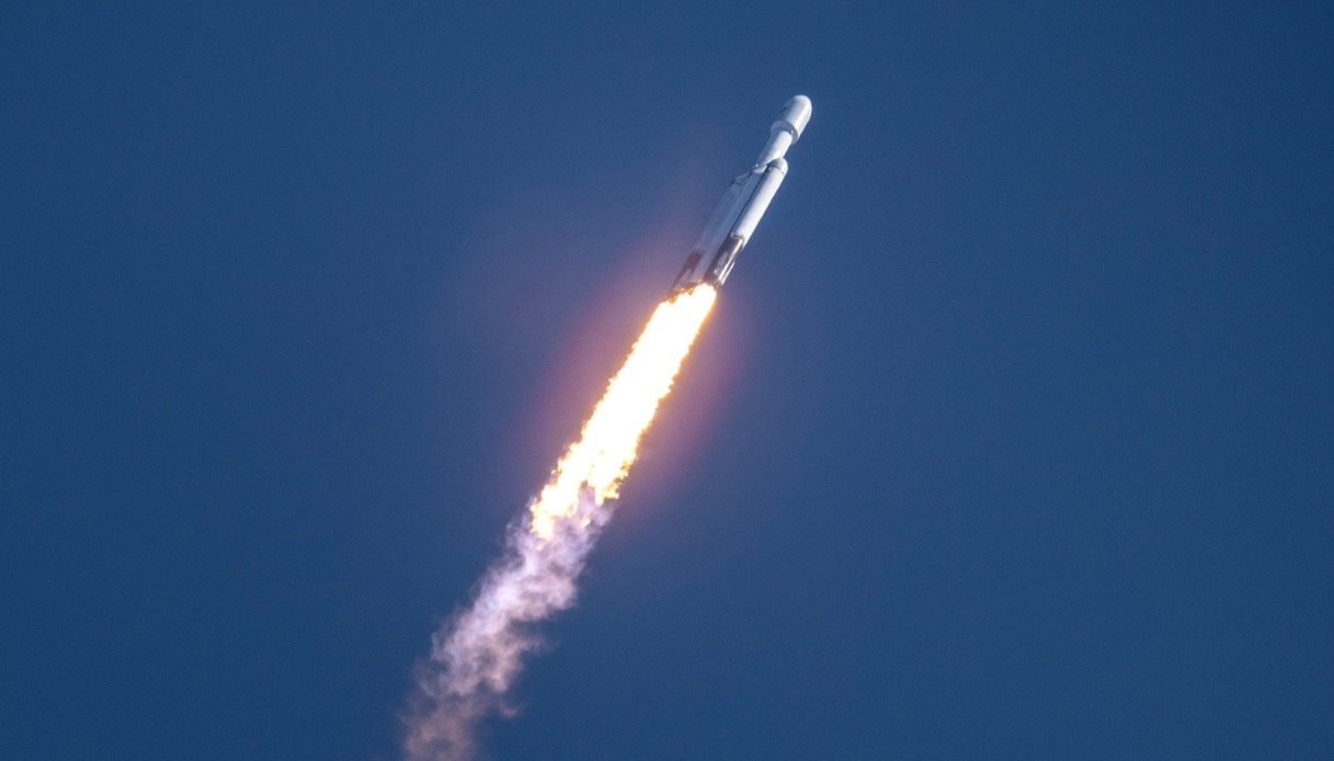https://wips.plug.it/cips/notizie.virgilio.it/cms/2026/08/spacex-luna-razzo.jpg