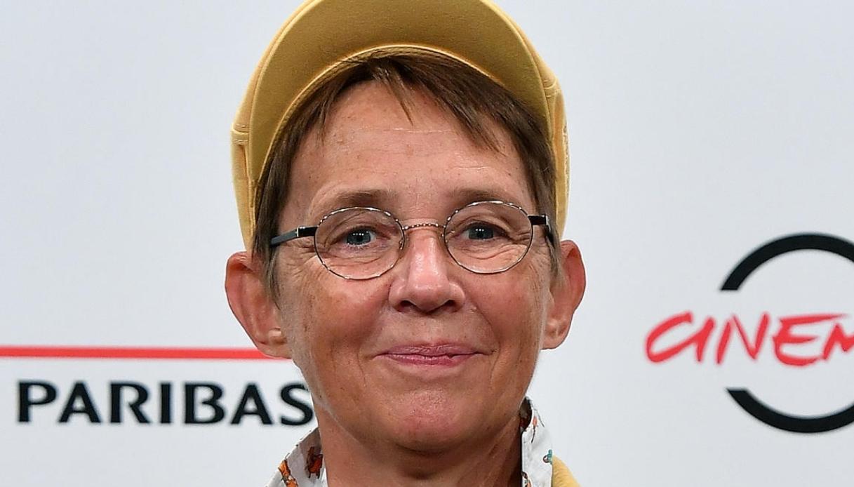 https://wips.plug.it/cips/notizie.virgilio.it/cms/2026/08/susanna-tamaro-famiglia-nel-bosco.jpg