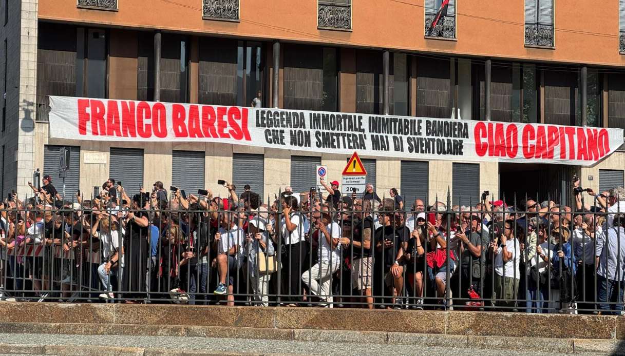 https://wips.plug.it/cips/notizie.virgilio.it/cms/2026/08/tensione-funerali-franco-baresi-milano-fischi-sala-cardinale-scaroni.jpg