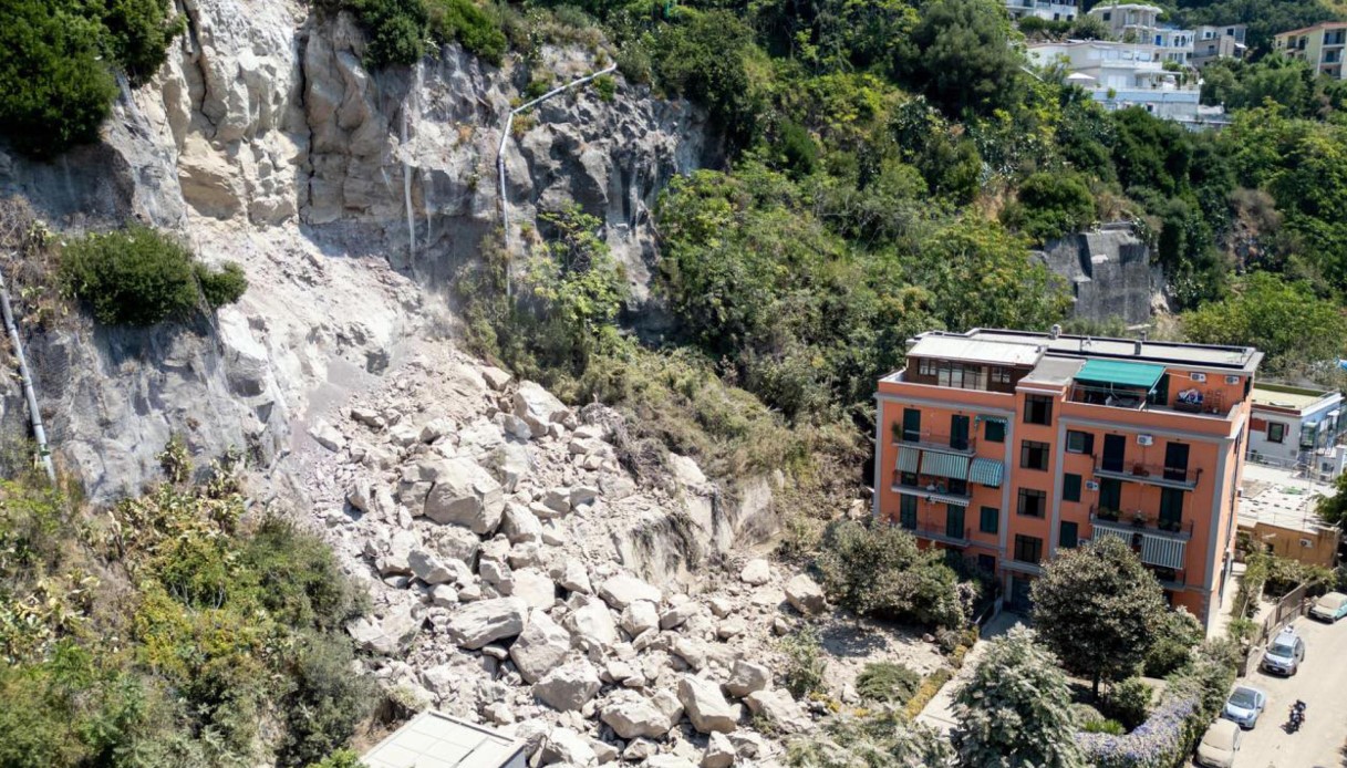 https://wips.plug.it/cips/notizie.virgilio.it/cms/2026/08/terremoto-napoli-campi-flegrei-esperto.jpg