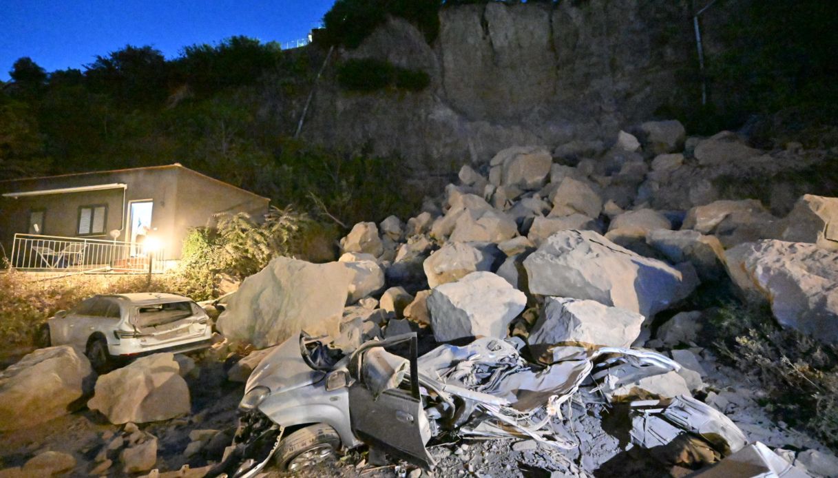 Terremoto a Napoli ai Campi Flegrei, sciame sismico e notte fuori casa per migliaia di persone: diversi feriti