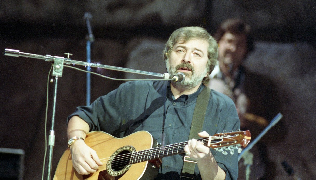 https://wips.plug.it/cips/notizie.virgilio.it/cms/2026/08/tg1-francesco-guccini-rai.jpg