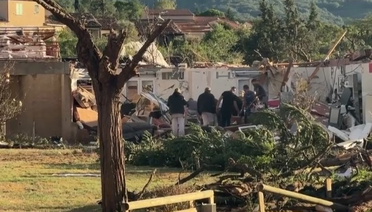 https://wips.plug.it/cips/notizie.virgilio.it/cms/2026/08/tornado-carcassonne-francia-video.jpg
