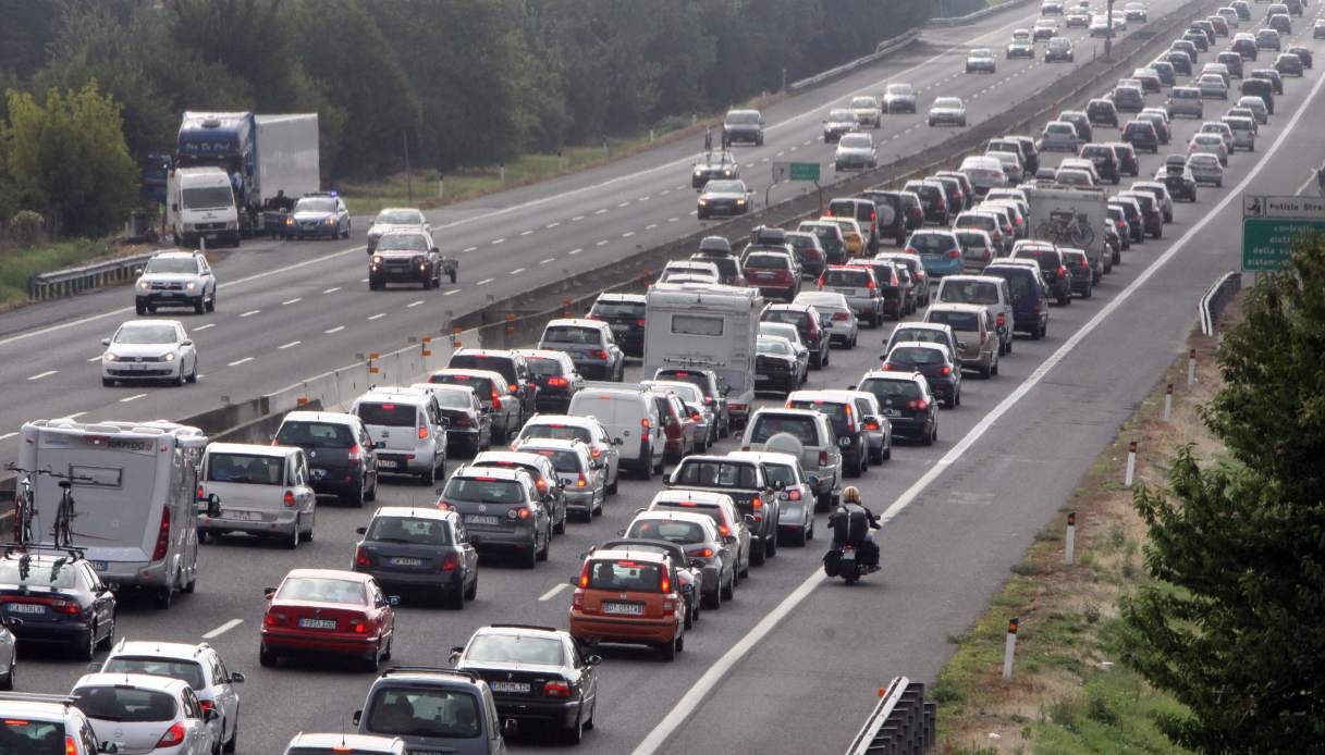 https://wips.plug.it/cips/notizie.virgilio.it/cms/2026/08/traffico-autostrade-bollino-nero-benzina.jpg