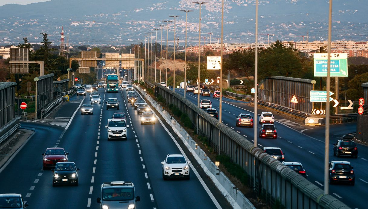 https://wips.plug.it/cips/notizie.virgilio.it/cms/2026/08/traffico-controesodo-carburanti.jpg