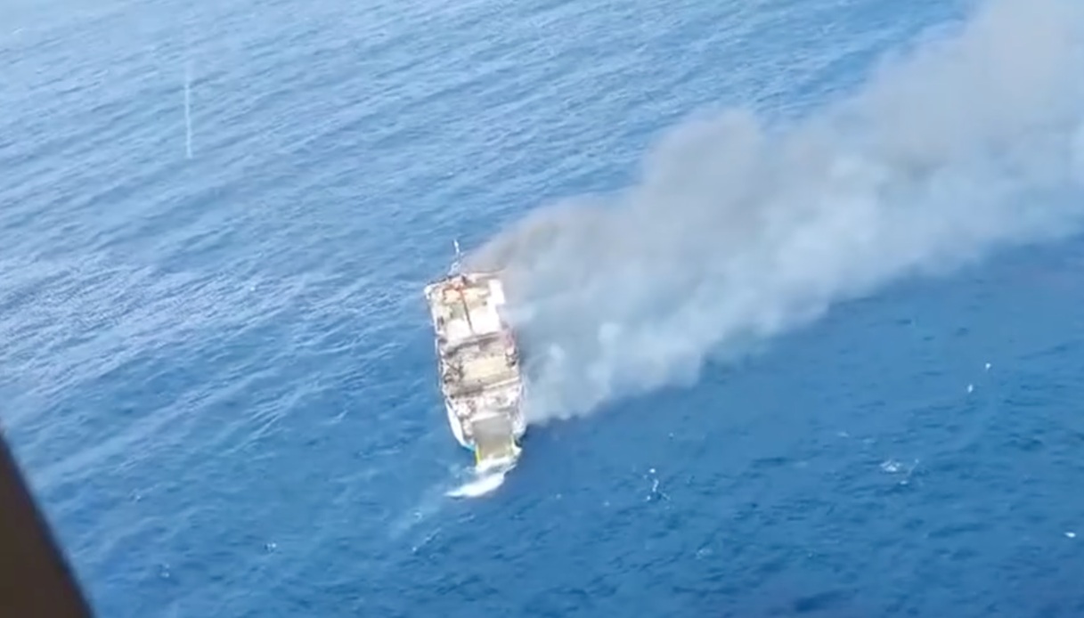 https://wips.plug.it/cips/notizie.virgilio.it/cms/2026/08/traghetto-bali-incendio.jpg