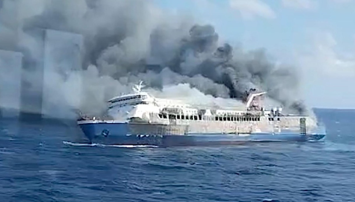 https://wips.plug.it/cips/notizie.virgilio.it/cms/2026/08/traghetto-fuoco-indonesia-incendio.jpg
