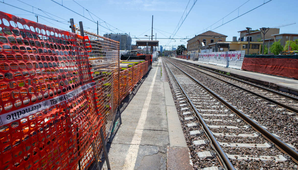https://wips.plug.it/cips/notizie.virgilio.it/cms/2026/08/travolta-treno-squinzano-lecce-incidente.jpg