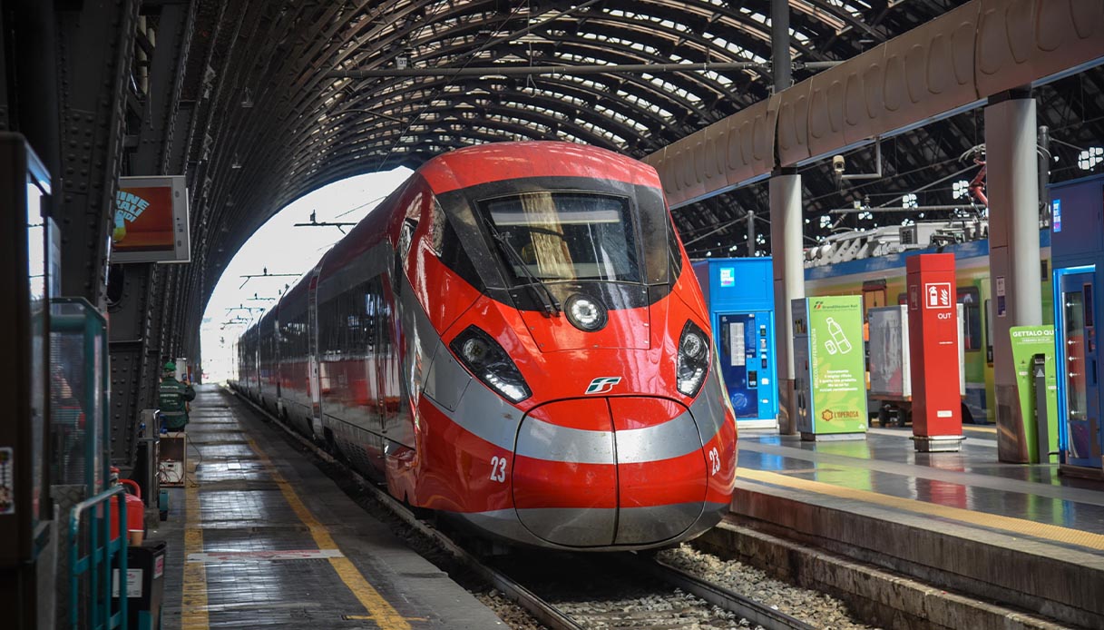 https://wips.plug.it/cips/notizie.virgilio.it/cms/2026/08/treni-ritardo-milano-centrale-guasto.jpg