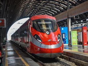 Caos treni a Milano Centrale, guasto tecnico alla linea e ritardi fino a 60 minuti: cos'è successo