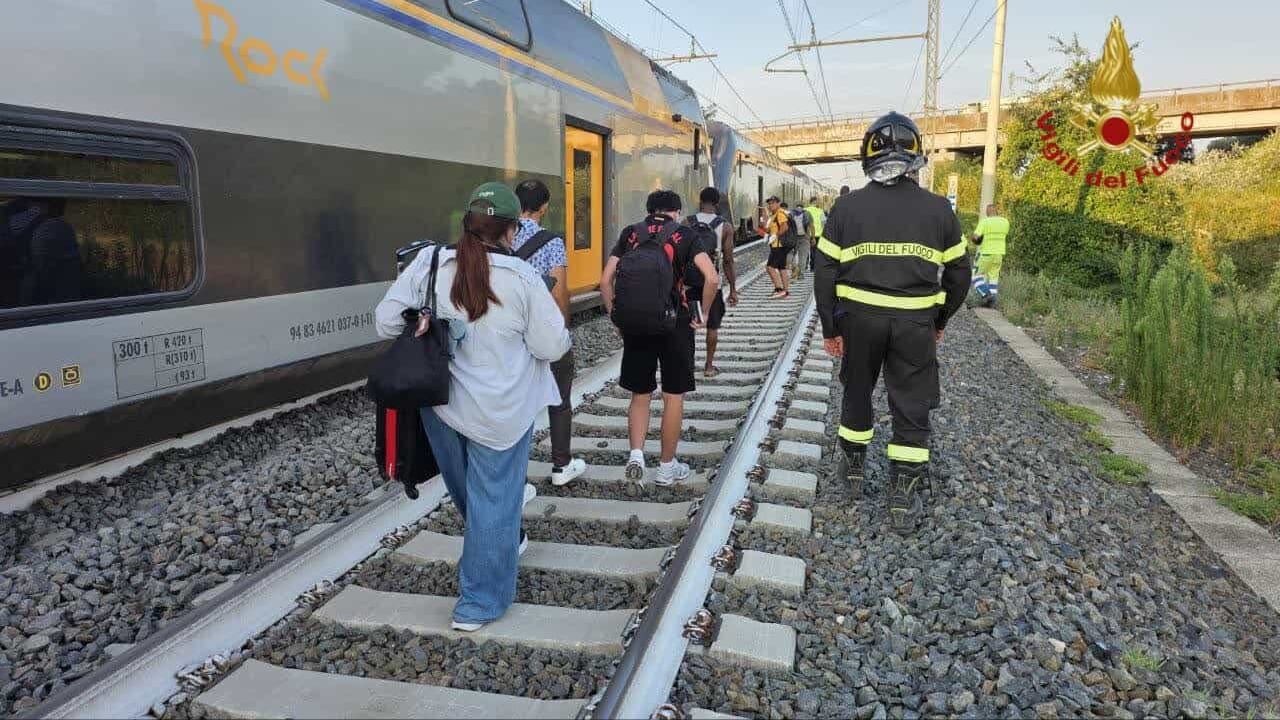 Treno deragliato a Montelibretti per due mucche sui binari, investite vicino alla stazione di Piana Bella