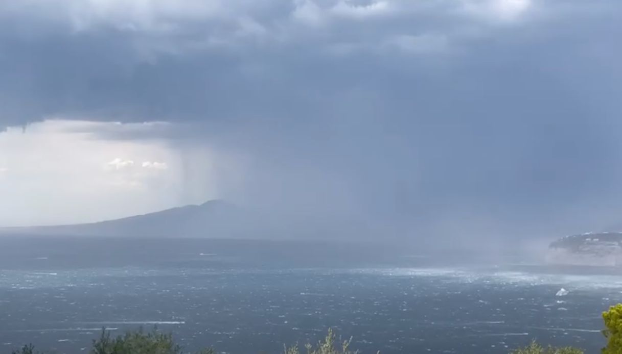 Tromba d'aria sul Golfo di Napoli, sfiorata la collisione tra due aliscafi al Be