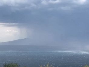 Tromba d'aria sul Golfo di Napoli, sfiorata la collisione tra due aliscafi al Beverello: paura per il maltempo
