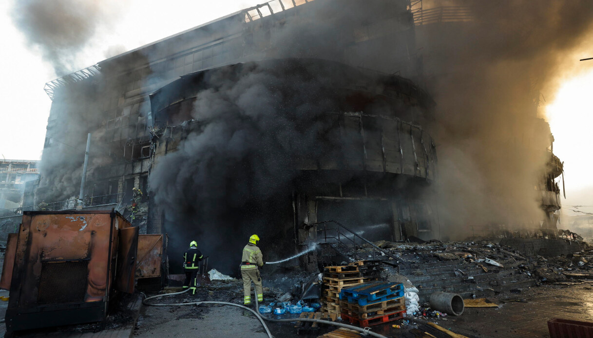 https://wips.plug.it/cips/notizie.virgilio.it/cms/2026/08/ucraina-russia-guerra-attacco-centro-commerciale.jpg