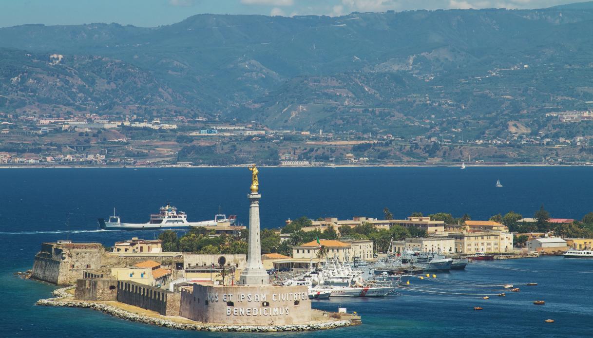 https://wips.plug.it/cips/notizie.virgilio.it/cms/2026/08/vibrio-vulnificus-stretto-di-messina.jpg