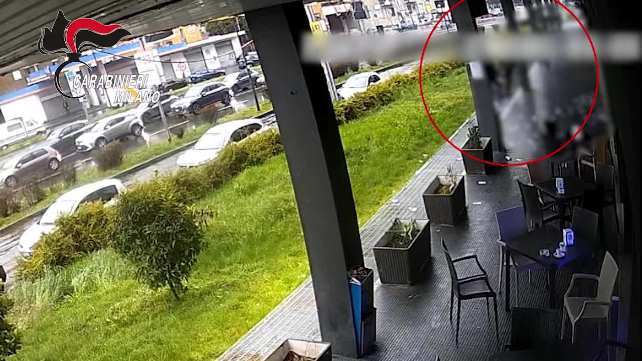 Massacrato e rinchiuso in una pizzeria, 22enne sequestrato per un debito: 5 arresti tra Milano e Brescia