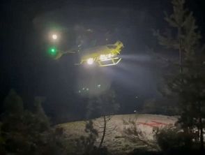 Alpinista resta sospeso nel vuoto durante un'escursione: il salvataggio