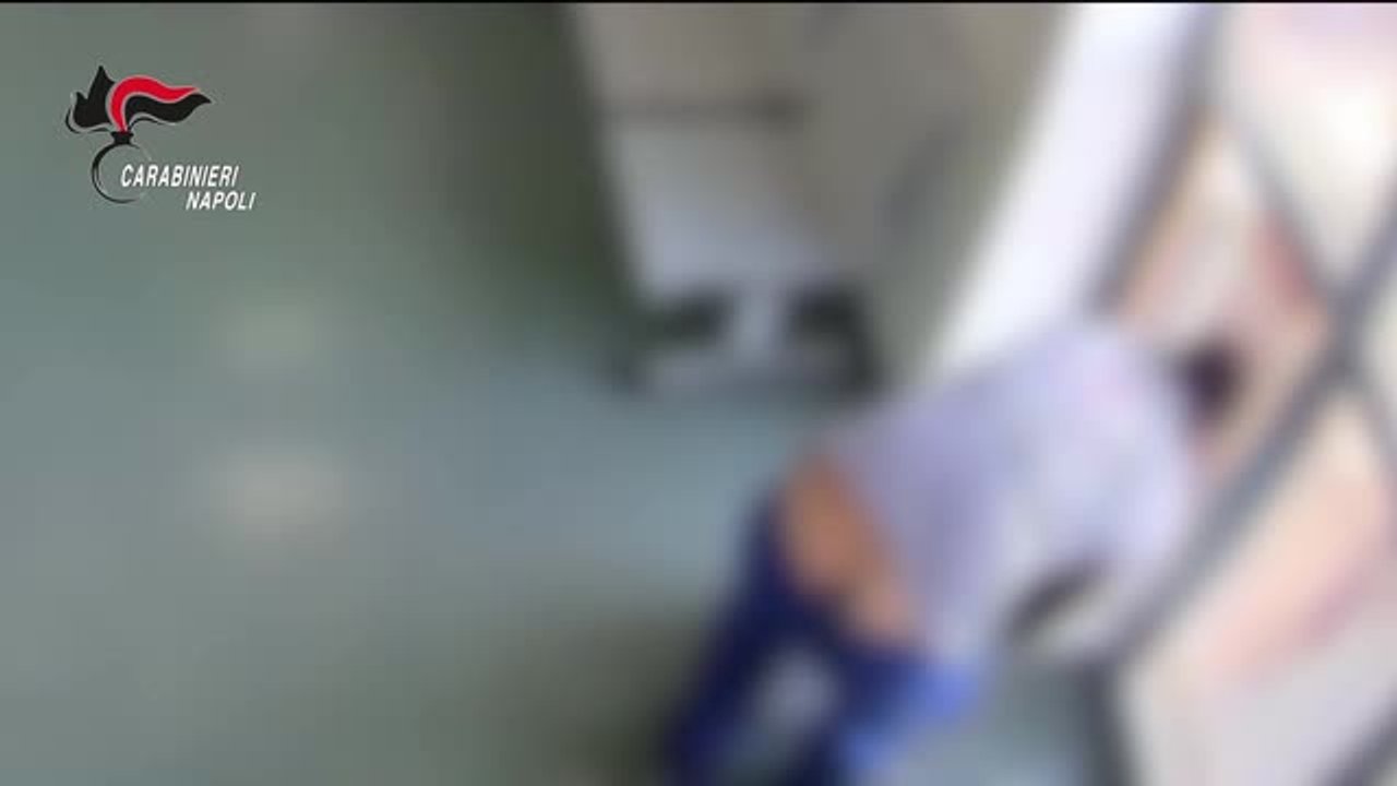 Napoli, avvolge in un sacco un condizionatore dell'Istituto Tumori e lo ruba: in