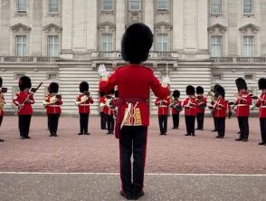 Buckingham Palace omaggia Dolly Parton: le guardie suonano “9 to 5”