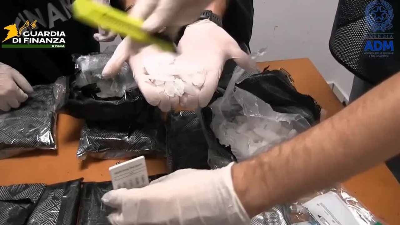 fiumicino fingono di essere fidanzati con 17 kg di metanfetamina nelle valigie due messicani arrestati da Virgilio.it fiumicino fingono di essere fidanzati con 17 kg di metanfetamina nelle valigie due messicani arrestati