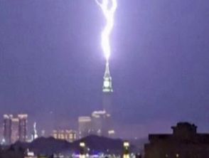 Fulmine colpisce la torre dell'orologio alla Mecca: le immagini