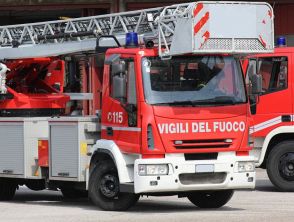 Incendio sulla tangenziale ovest a Milano e camion in fiamme, traffico in tilt e lunghe code