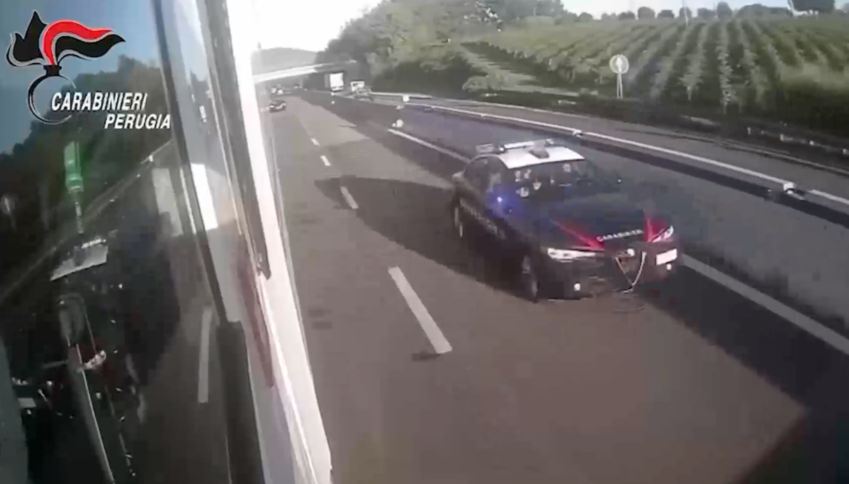 15enne alla guida di un suv rubato non si ferma all alt dei carabinieri fuga di 150 km e auto speronata da Virgilio.it 15enne alla guida di un suv rubato non si ferma all alt dei carabinieri fuga di 150 km e auto speronata
