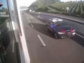 15enne alla guida di un Suv rubato non si ferma all'alt dei Carabinieri, fuga di 150 km e auto speronata