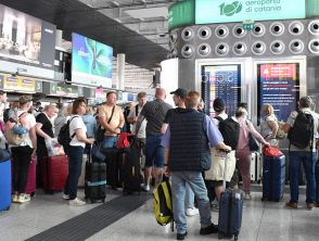 Stop ai voli all'aeroporto di Catania per l'eruzione dell'Etna, la previsione sulla riapertura dello scalo