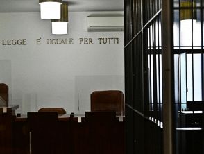 Agostino Di Novo aggredisce l'ex nell'aula di tribunale a Udine, militare arrestato per tentato omicidio