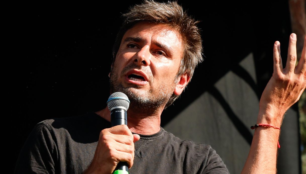 https://wips.plug.it/cips/notizie.virgilio.it/cms/2026/09/alessandro-di-battista-2.jpg