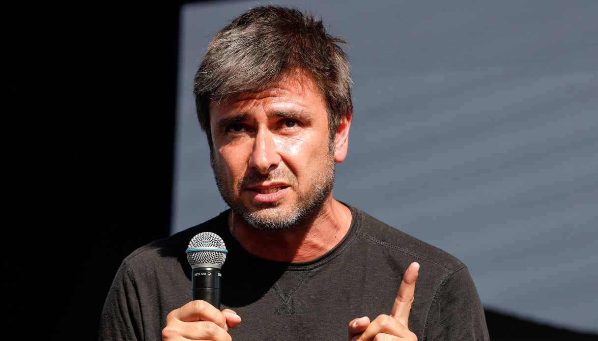 https://wips.plug.it/cips/notizie.virgilio.it/cms/2026/09/alessandro-di-battista-3.jpg