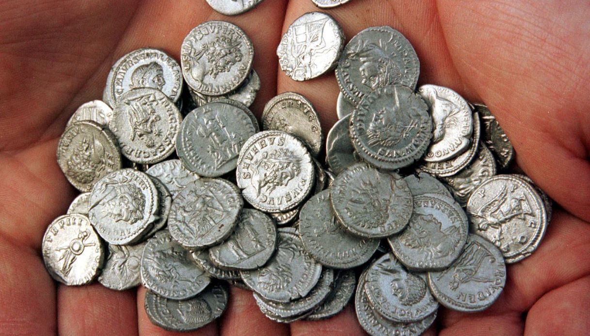 https://wips.plug.it/cips/notizie.virgilio.it/cms/2026/09/archeologo-934-denari-romani-metal-detector-wesseling-germania.jpg