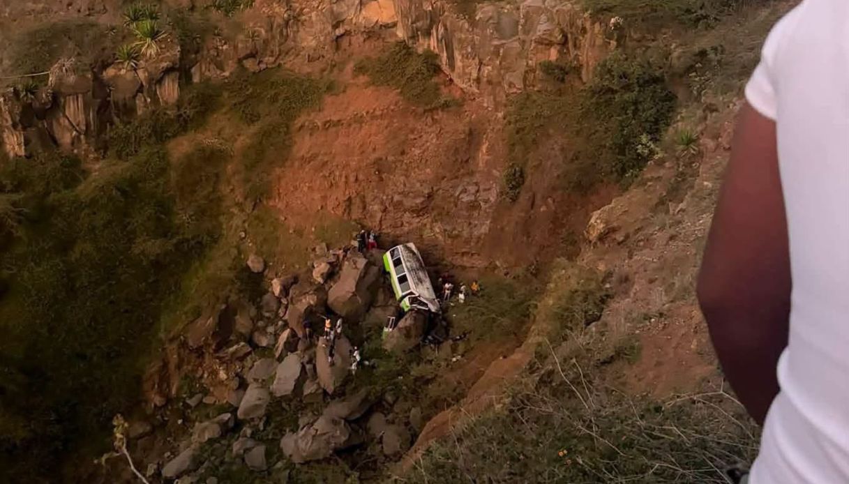 un autobus precipita in un burrone a capo verde morte almeno 25 persone erano quasi tutti giovani studenti da Virgilio.it un autobus precipita in un burrone a capo verde morte almeno 25 persone erano quasi tutti giovani studenti
