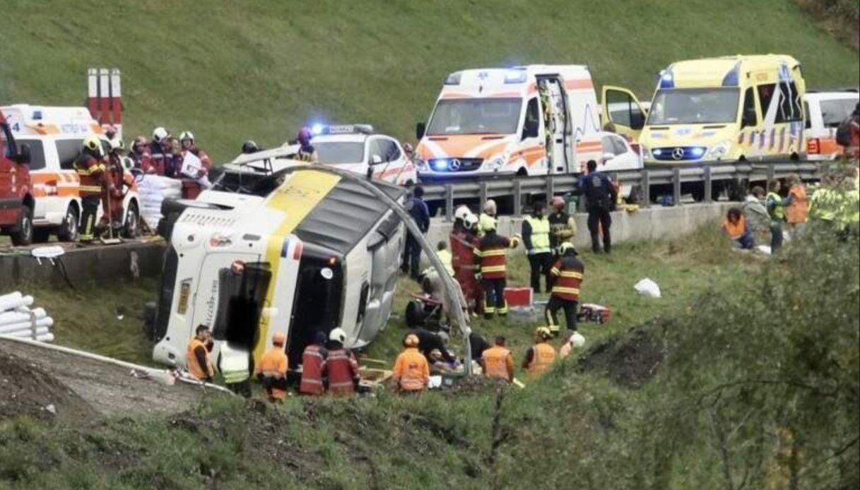 Svizzera, autobus turistico coinvolto in incidente stradale: ci sono "diversi mo