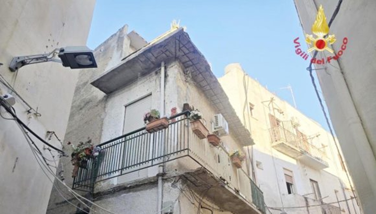 https://wips.plug.it/cips/notizie.virgilio.it/cms/2026/09/balcone-crollato-mazara-del-vallo-morta.jpg
