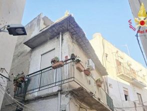 Balcone crollato a Mazara del Vallo, morta una donna di 86 anni: evacuate tre famiglie residenti nell'edificio