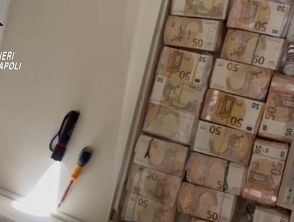 Napoli, maxi blitz contro la camorra a Caivano: trovati 3 milioni di euro in contanti nascosti in un muro