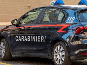 Studente 14enne pianifica aggressione col coltello alla prof, fermato dai carabinieri: i messaggi online
