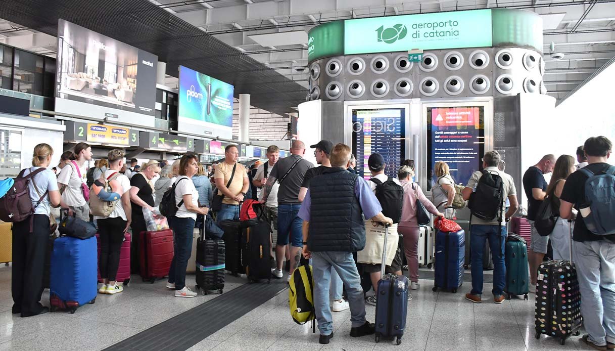 https://wips.plug.it/cips/notizie.virgilio.it/cms/2026/09/catania-aeroporto-etna.jpg