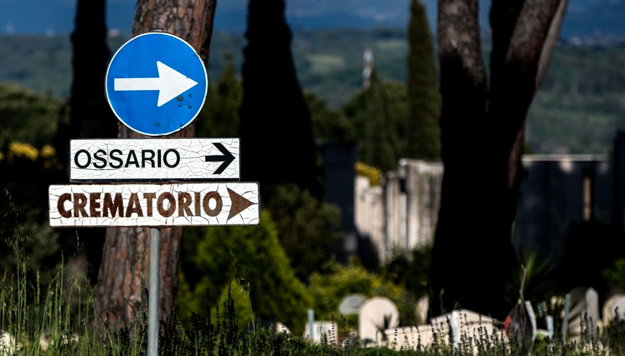 salme fatte a pezzi nei cimiteri di roma per trasferire i resti dai loculi agli ossari 7 licenziamenti in ama da Virgilio.it salme fatte a pezzi nei cimiteri di roma per trasferire i resti dai loculi agli ossari 7 licenziamenti in ama