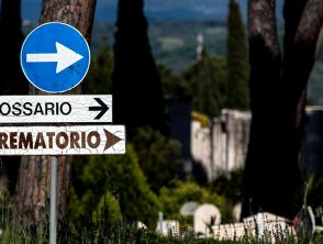 Salme fatte a pezzi nei cimiteri di Roma per trasferire i resti dai loculi agli ossari, 7 licenziamenti in Ama