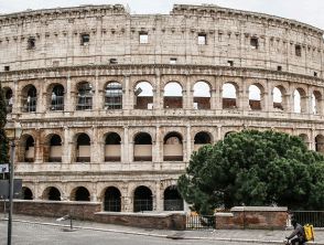 Operaio morto a Roma al Colosseo in un incidente sul lavoro, il 22enne è caduto da una impalcatura