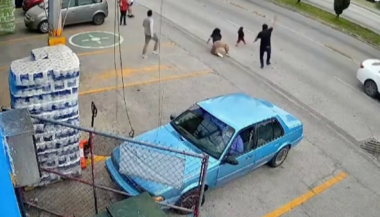 commesso eroe a puebla in messico salva una bimba che stava per essere investita dalle auto il video da Virgilio.it commesso eroe a puebla in messico salva una bimba che stava per essere investita dalle auto il video