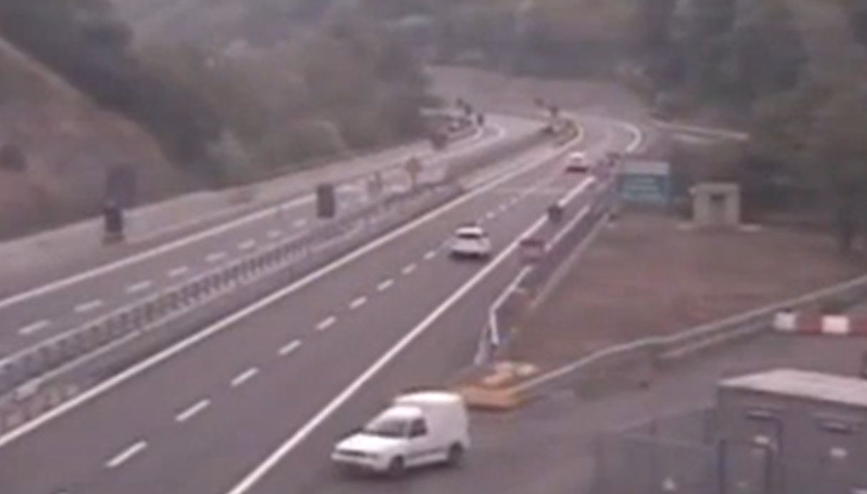 contromano sull autostrada a1 per 50 chilometri il video dell inseguimento durato 40 minuti da Virgilio.it contromano sull autostrada a1 per 50 chilometri il video dell inseguimento durato 40 minuti